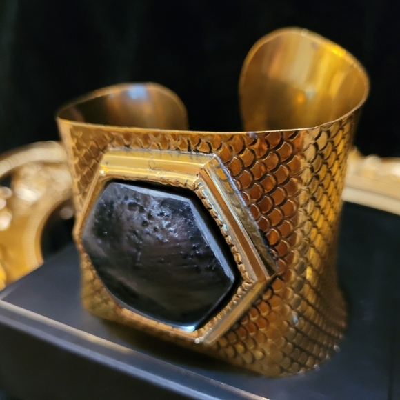 Vintage Black Obsidian Stone Bezel Fish Scale Cuff Gold Bracelet - Picture 12 of 14